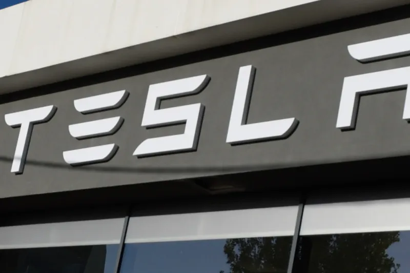 Tesla: Σχεδόν 3 εκατομμύρια αυτοκίνητα σε ανάκληση για πρόβλημα στις πόρτες – Τι συμβαίνει