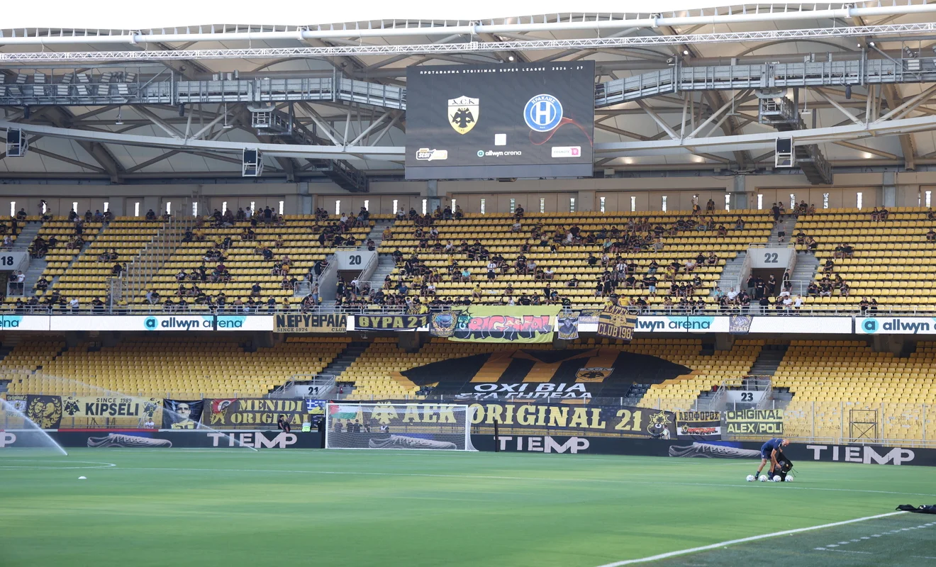 Mαζεύεται σιγά - σιγά ο κόσμος στην Allwyn arena για το ματς της ΑΕΚ κόντρα στον Ηρακλή.