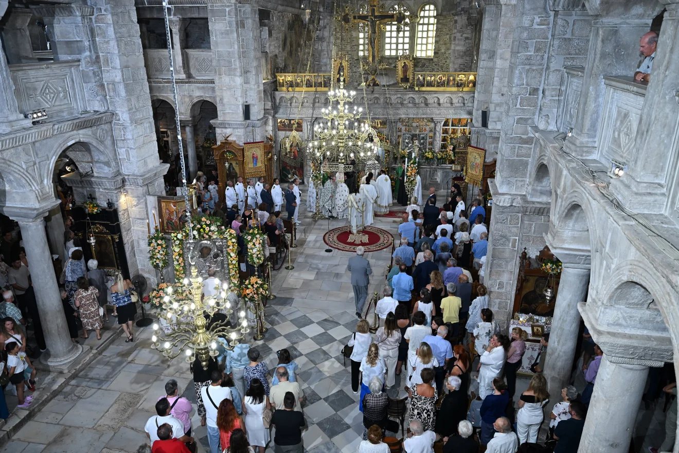 Πιστοί παρακολουθούν τη Θεία Λειτουργία στο εσωτερικό Ιερού Ναού, παρουσία κληρικών και με εικόνες και ανθοστολισμούς να δεσπόζουν στον χώρο. Πηγή: ΙΝΤΙΜΕ.