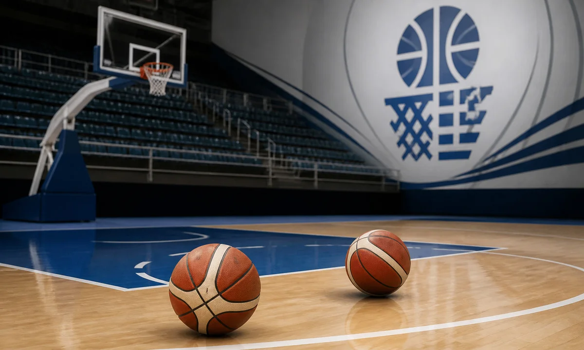 Άδειο γαλανόλευκο γήπεδο μπάσκετ με δύο μπάλες και αφαιρετικό έμβλημα εθνικής ομάδας χωρίς πρόσθετο κείμενο, Πηγή: Sportime.gr