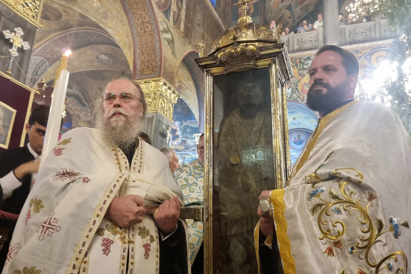 Ορθόδοξοι ιερείς κατά τη διάρκεια θρησκευτικής τελετής μέσα σε κατάμεστο ναό, δίπλα σε ιερή εικόνα. Πηγή: ΙΝΤΙΜΕ.