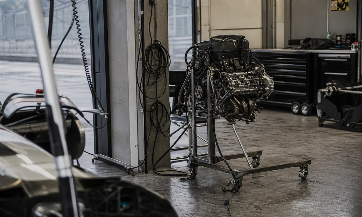 Αγωνιστικό αυτοκίνητο σε πρακτικό pit lane με τεχνικά εξαρτήματα, καλώδια και ήπια συννεφιασμένη ατμόσφαιρα – Πηγή: Sportime.gr