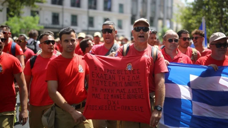 Η συγκέντρωση των Εποχικών Πυροσβεστών στην πλατεία Συντάγματος.