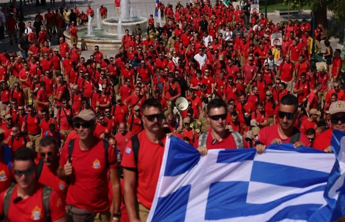 Η συγκέντρωση των Εποχικών Πυροσβεστών στην πλατεία Συντάγματος.