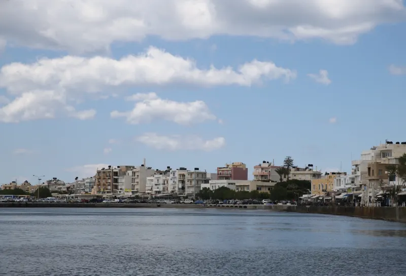 Λασίθι: Το ΙΧ βρέθηκε ανάποδα στη θάλασσα και ο οδηγός παραμένει άγνωστος