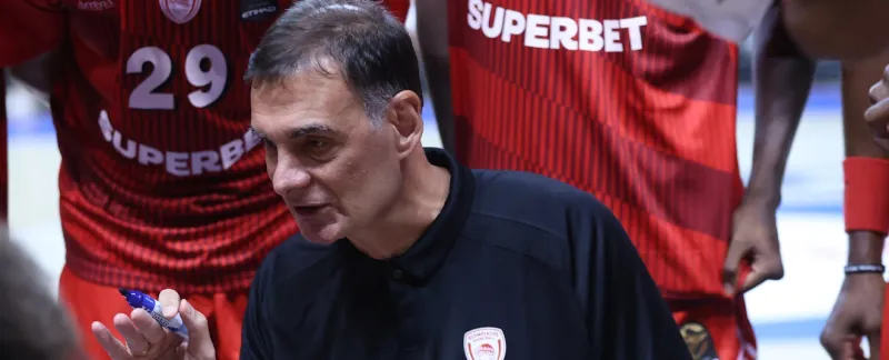Έξαλλος ο Μπαρτζώκας με τους παίκτες του Ολυμπιακού