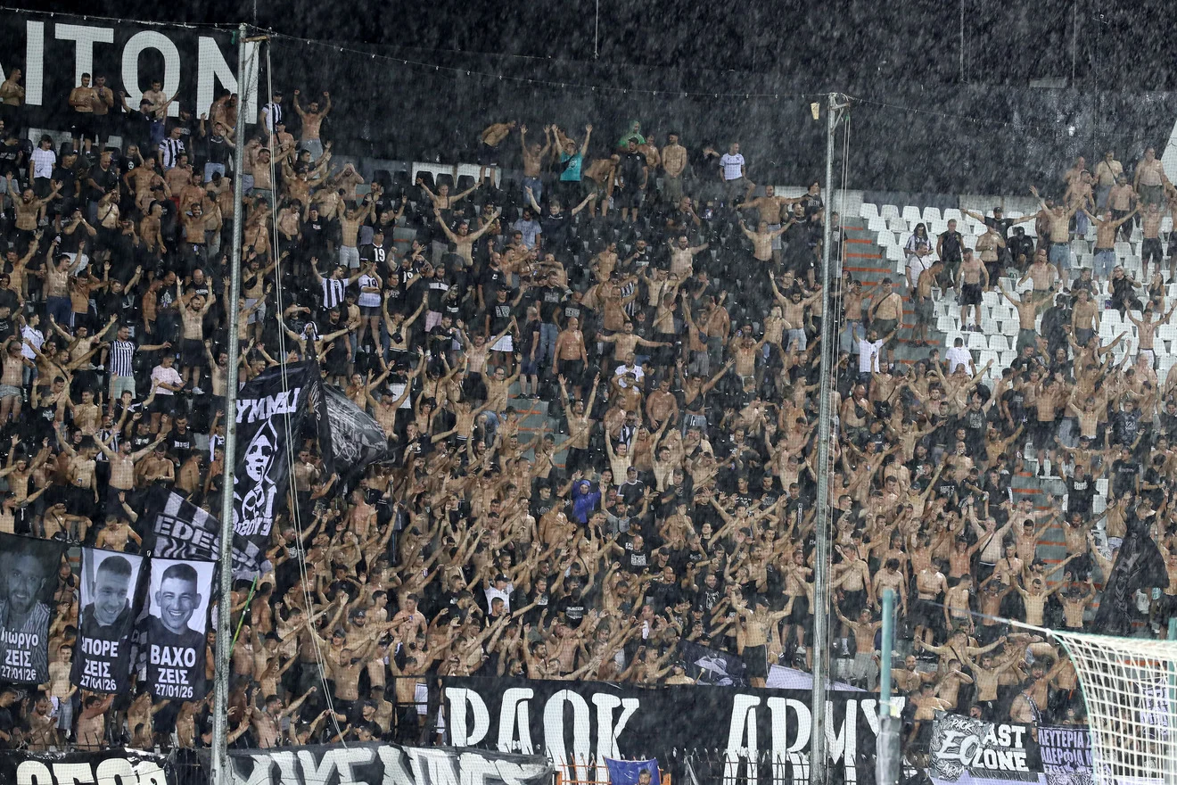 Δεν πτοείται ούτε από τη βροχή η Θύρα 4