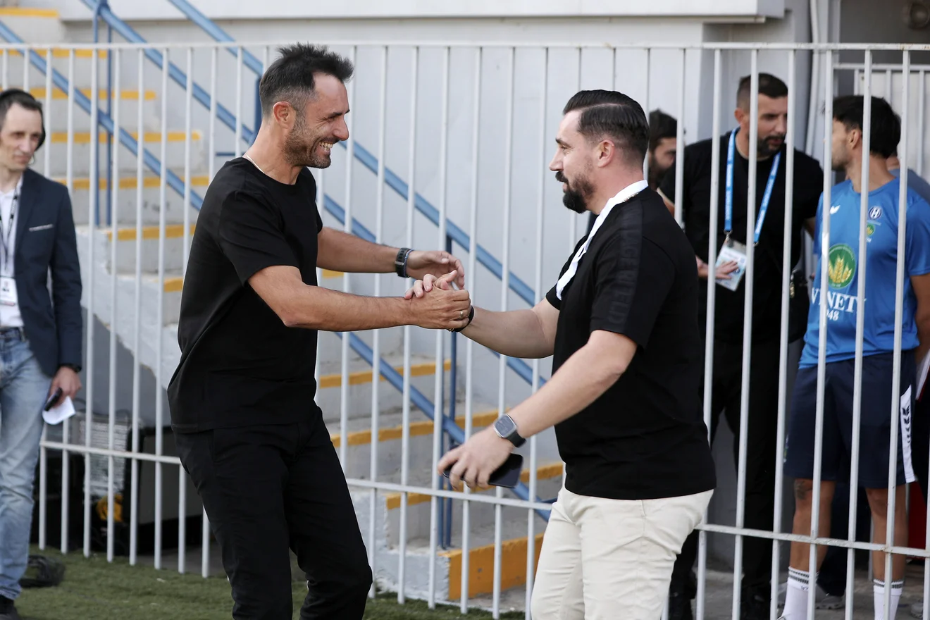 Η καθιερωμένη χειραψία των προπονητών στη Τρίπολη.