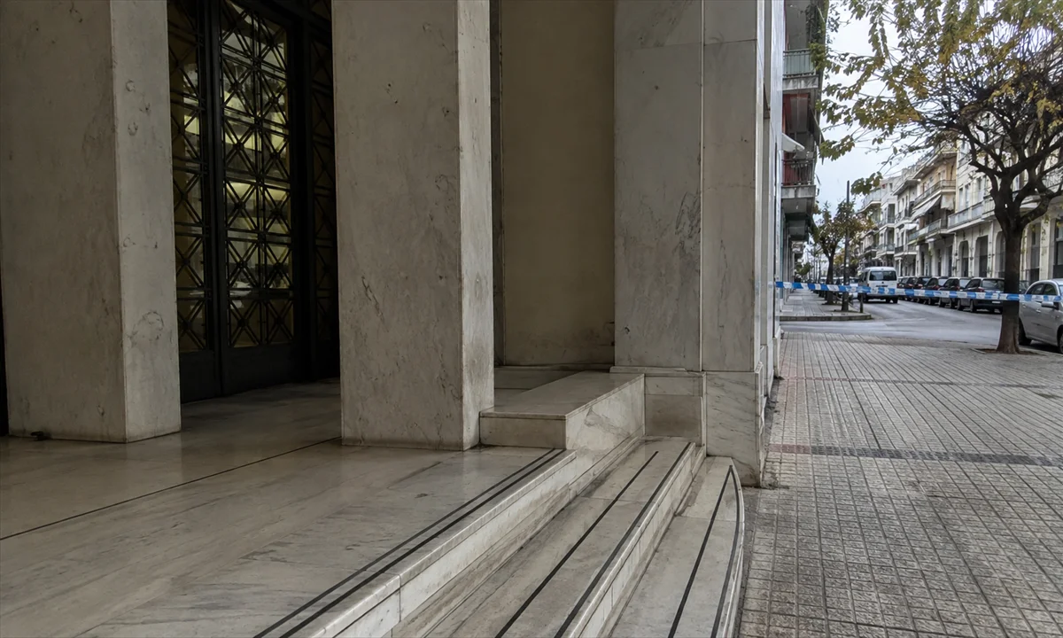 Δικαστήριο και αστυνομική παρουσία σε υπόθεση που βρίσκεται υπό διερεύνηση / Εικόνα: AI