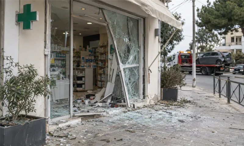 Αυτοκίνητο κατέληξε μέσα σε φαρμακείο στη Νέα Μάκρη