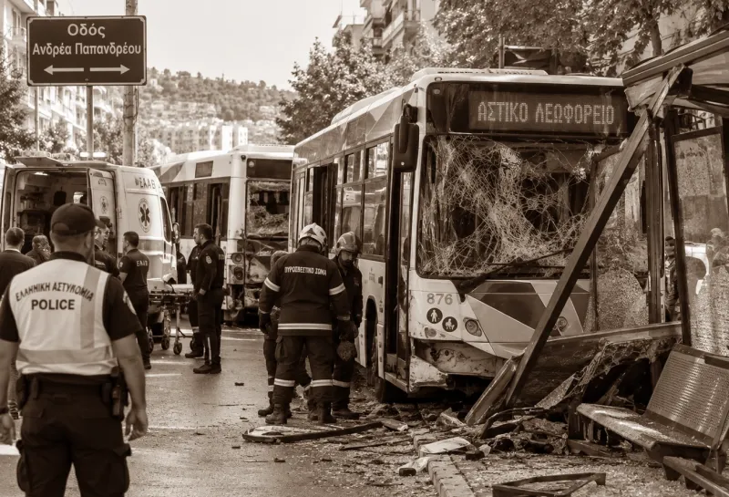 Θεσσαλονίκη: Δύο λεωφορεία συγκρούστηκαν και το ένα έπεσε πάνω σε στάση