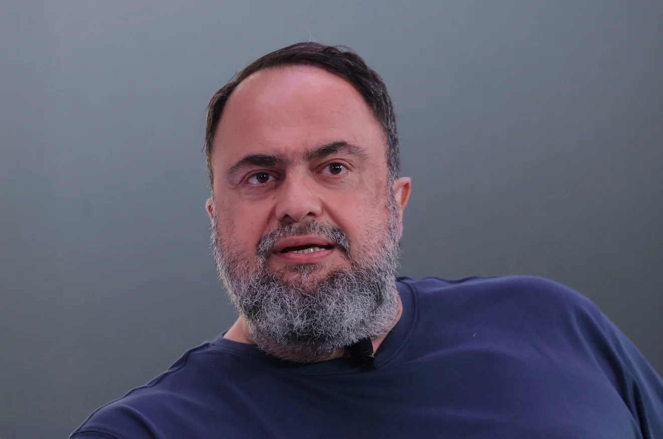 Ο Βαγγέλης Μαρινάκης παρουσίασε στους παίκτες του Ολυμπιακού το νέο μοντέλο.
