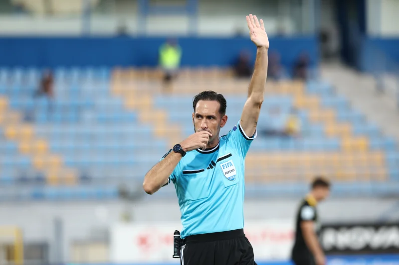 Ο διαιτητής Αναστάσιος Παπαπέτρου δίνει οδηγίες κατά τη διάρκεια της αναμέτρησης του Αστέρα AKTOR με την ΑΕΚ. Πηγή: INTIME.