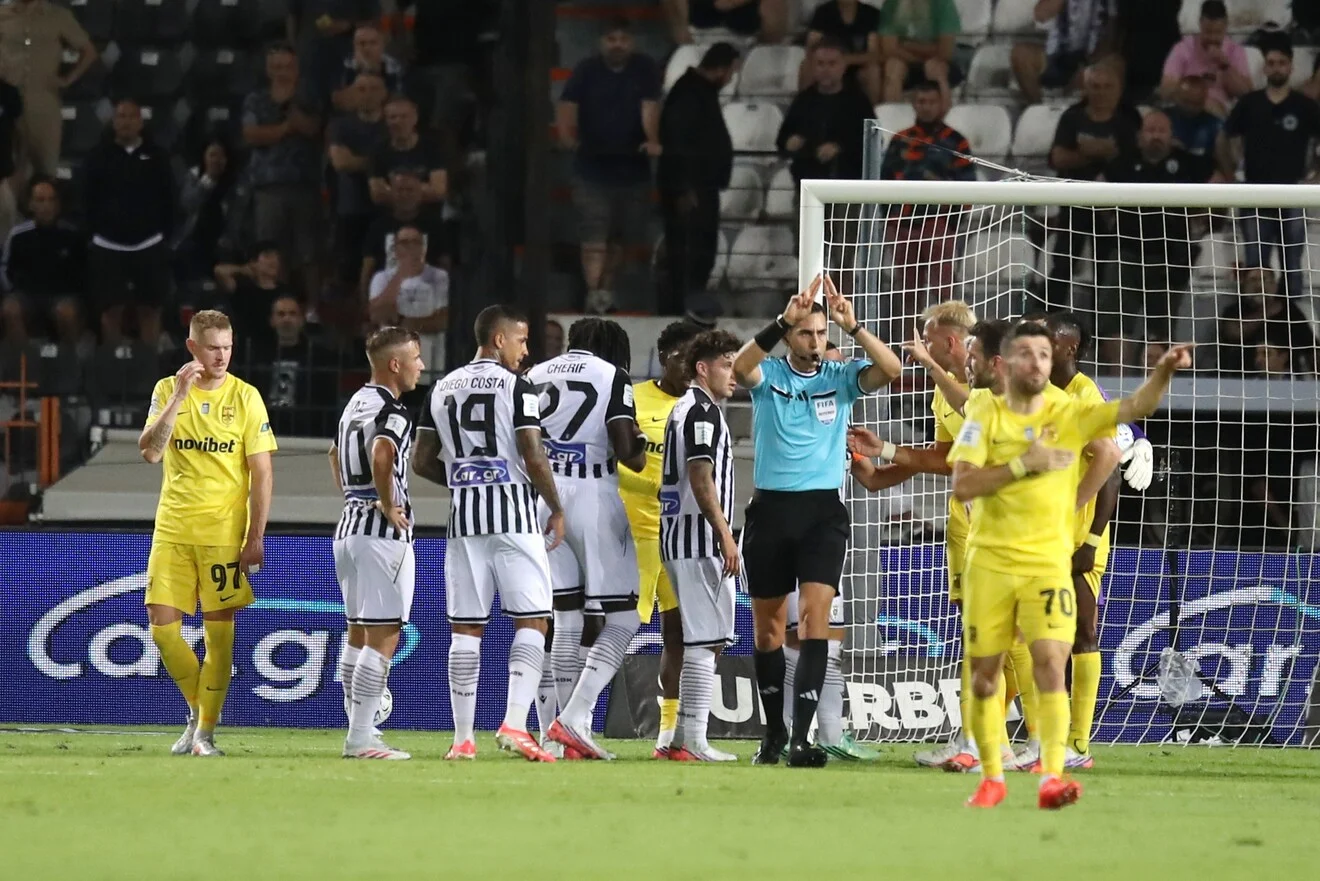 Το σήμα του VAR κάνει ο Κολόμπο και πάει να δει το χέρι του Φαμπιάνο