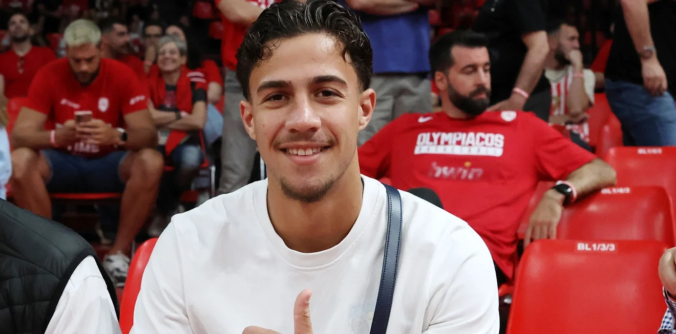 Ο Μπάμπης Κωστούλας σε αγώνα του Ολυμπιακού στο ΣΕΦ / Φωτογραφία: Intime