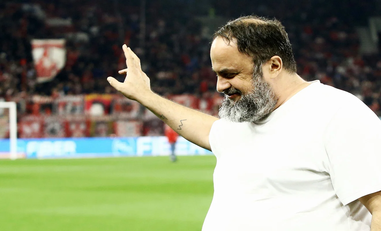 Χαιρετάει τον κόσμο του Ολυμπιακού ο Βαγγέλης Μαρινάκης