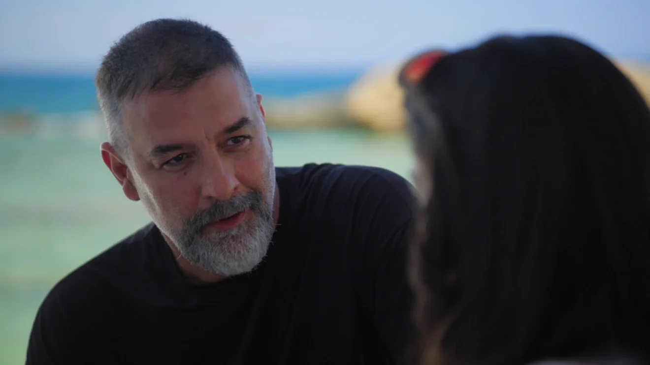 Ο Βασίκης Μπισμπίκης στα δύο μαύρα πουκάαμισα.