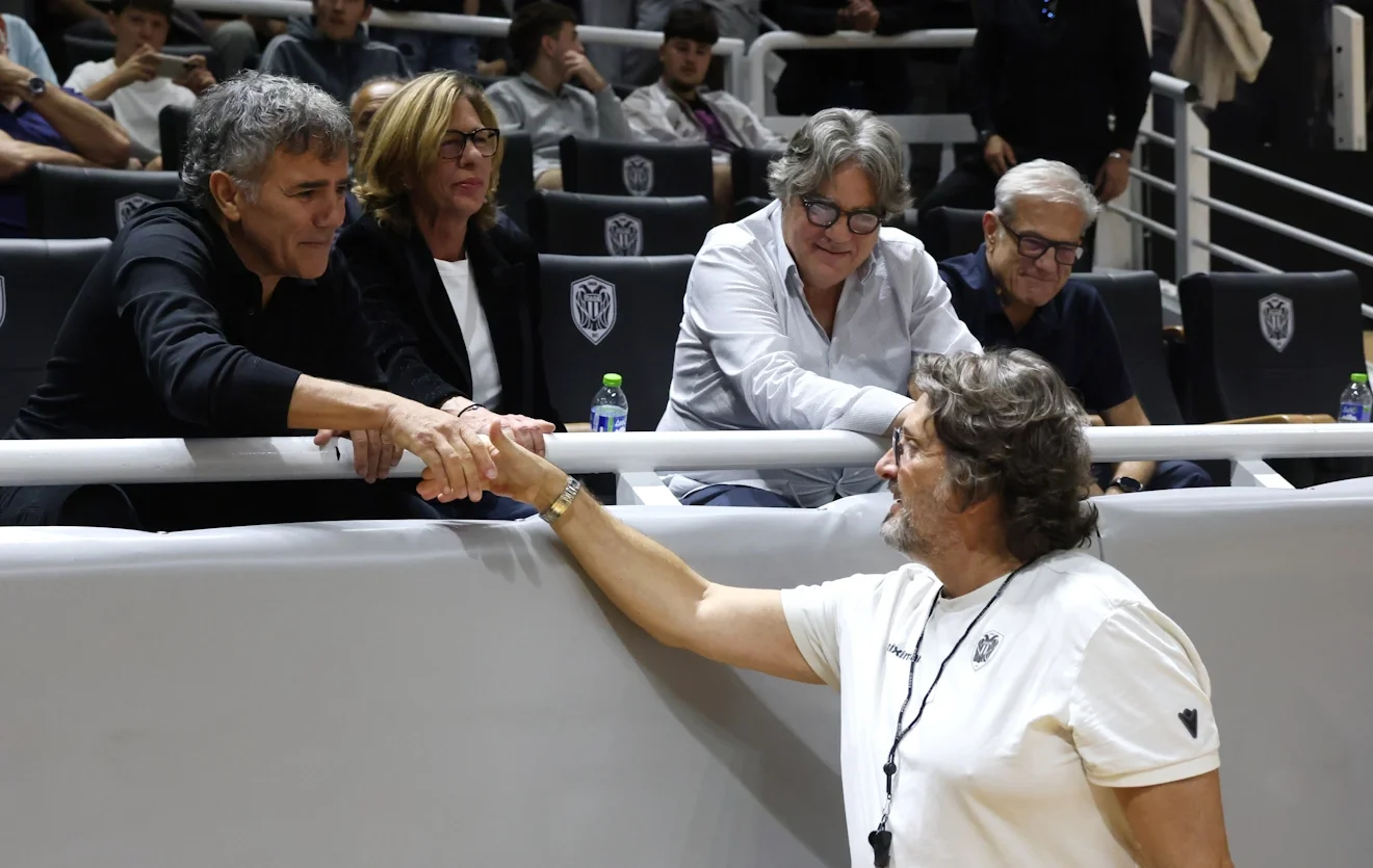 Ο Τέλης Μυστακίδης χαιρετά τον Αντρέα Τρινκιέρι / Φωτογραφία: Intime