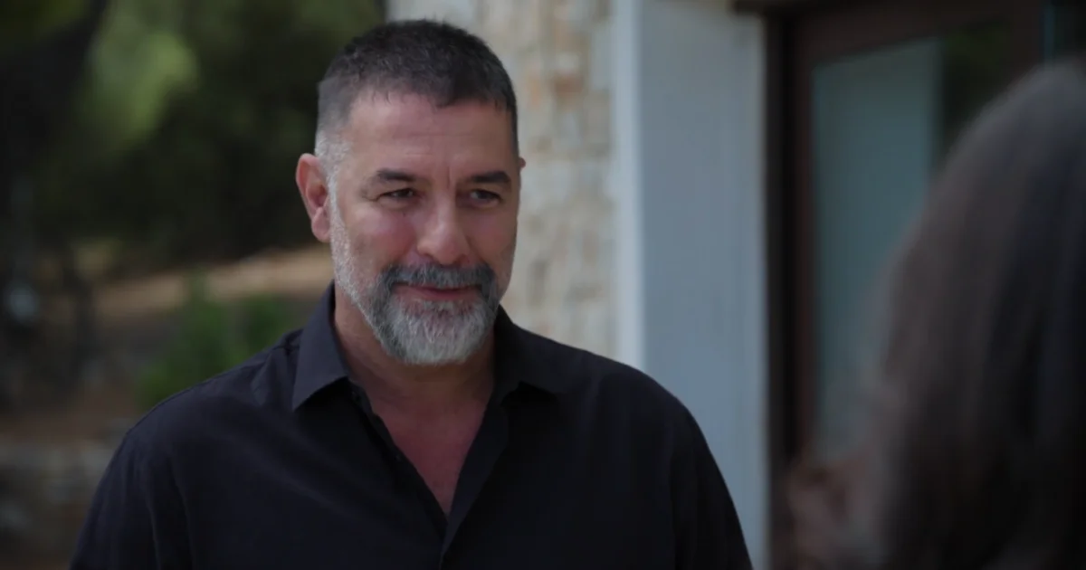 Δύο Μαύρα Πουκάμισα: Το φιλί που βλέπει ο Σήφης | Αθλητικά στο PlusTV.gr