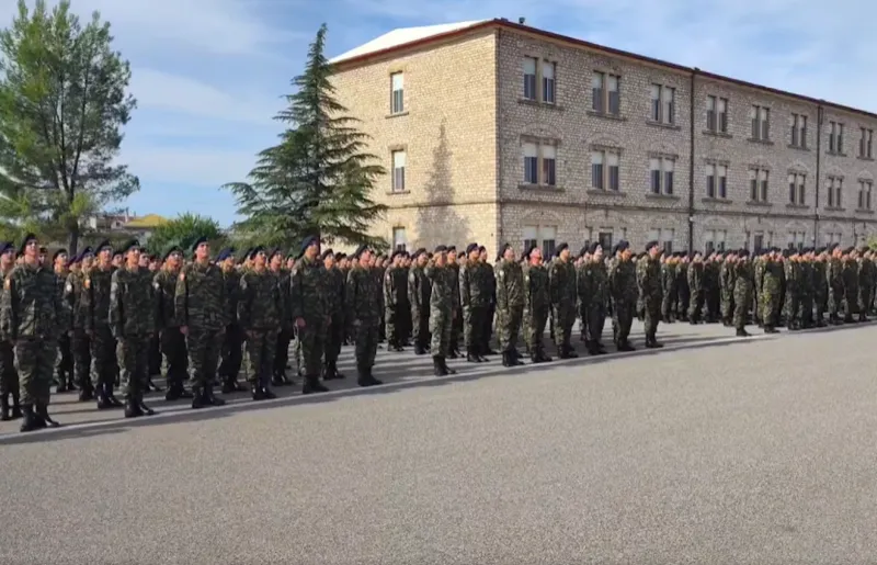 Ρίγη περηφάνειας στο ΚΕΝ Μεσολογγίου – 850 νεοσύλλεκτοι «έσεισαν» τον τόπο με τον Εθνικό Ύμνο