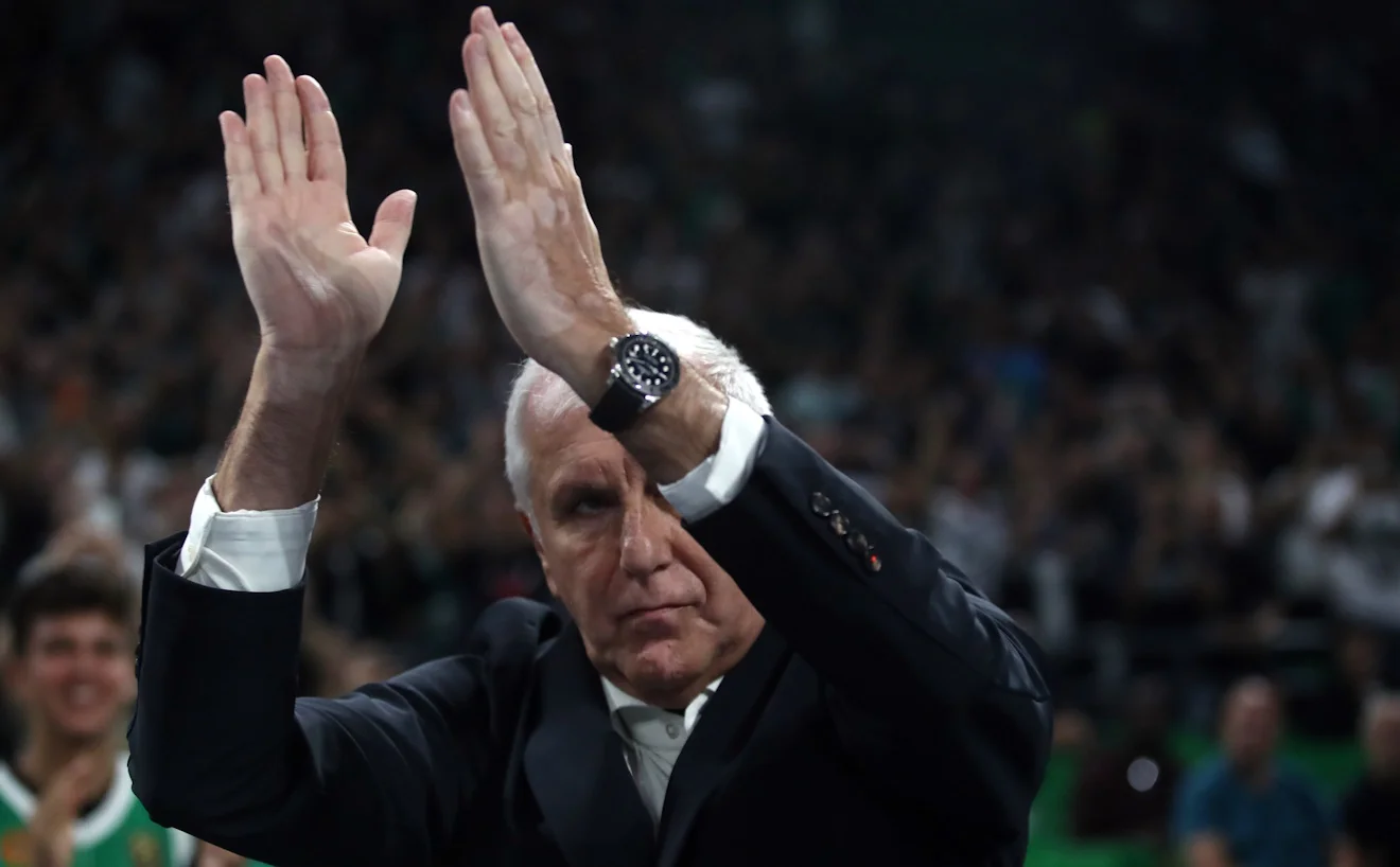 Ο Ομπράντοβιτς χειροκροτά τους οπαδούς του Παναθηναϊκού / Φωτογραφία: Intime
