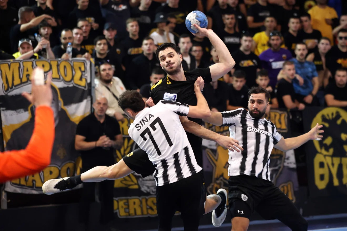 ΑΕΚ και ΠΑΟΚ σε αγώνα της Handball Premier