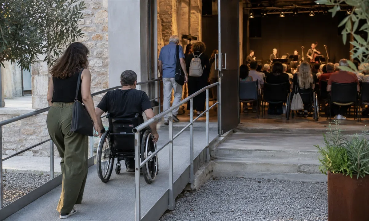 Γυάλινα δοχεία με ξηρούς καρπούς σε οργανωμένο ντουλάπι