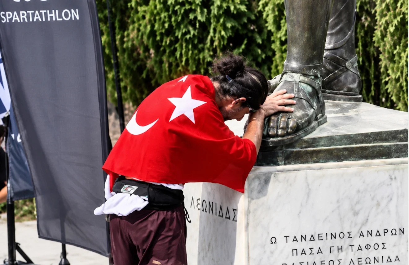 Ο Τούρκος αθλητής τιμά των Λεωνίδα / Φωτογραφία: Social Media