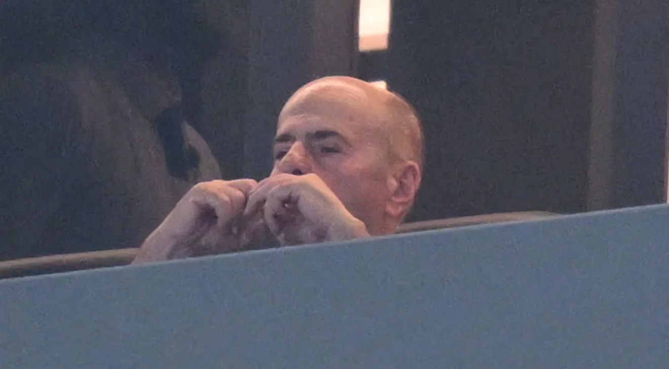 Ο Γιάννης Αλαφούζος παρακολουθεί αγώνα / Φωτογραφία: Intime