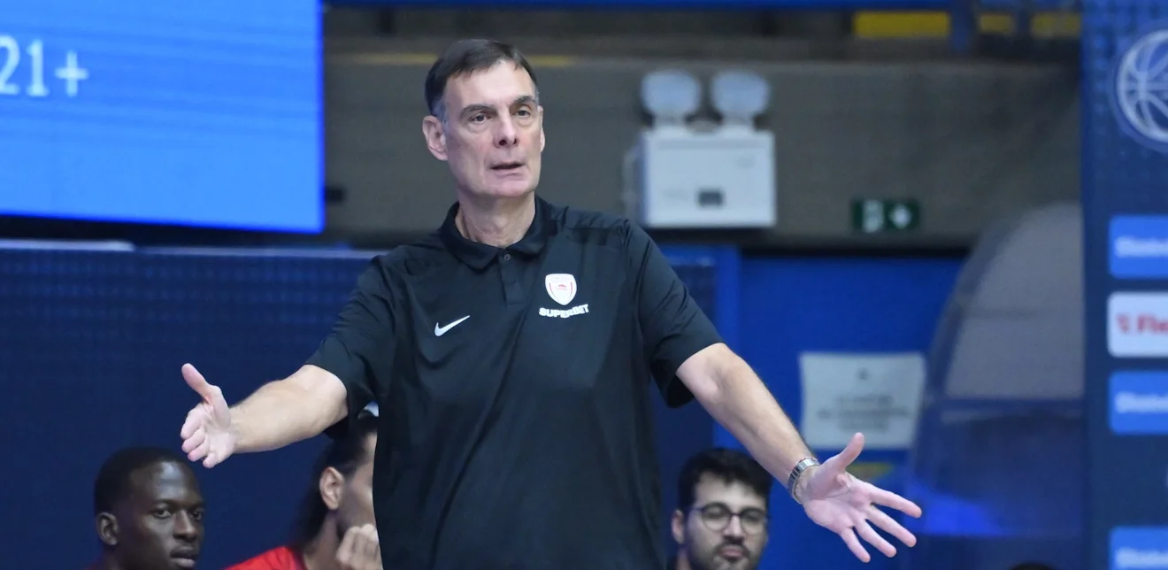 Ο Γιώργος Μπαρτζώκας δίνει οδηγίες στους παίκτες του / Φωτογραφία: Intime