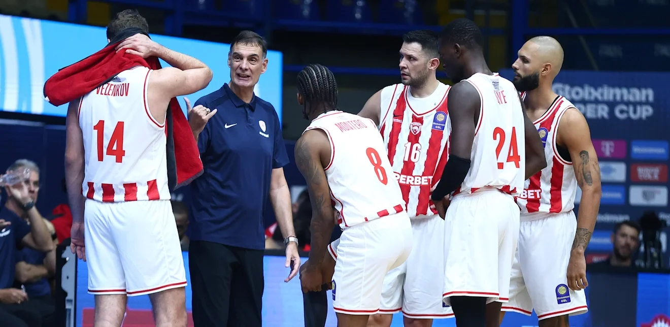 Ο Μπαρτζώκας δίνει οδηγίες στους παίκτες του στην Μπολόνια / Φωτογραφία: Intime