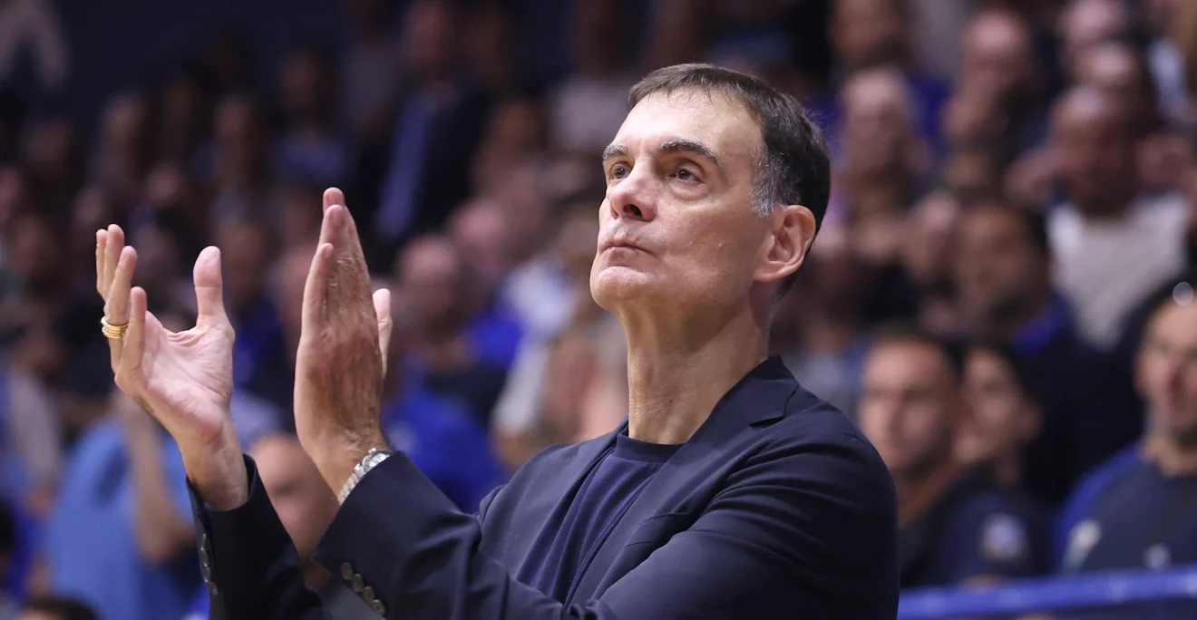 Ο Γιώργος Μπαρτζώκας χειροκροτεί / Φωτογραφία: Intime