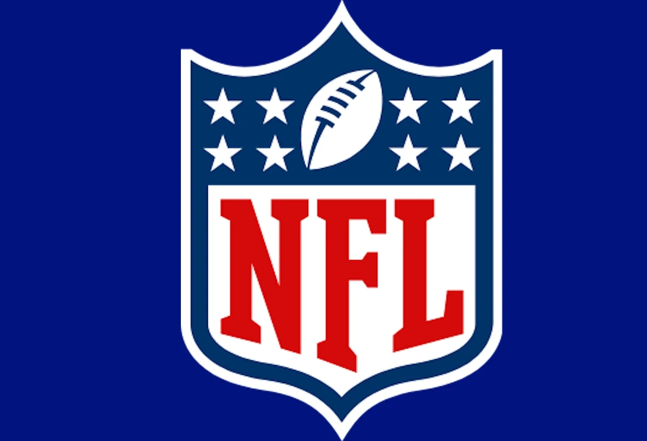 Διαιτητής σε αγώνα NFL κατά τη διάρκεια έντασης με παίκτη