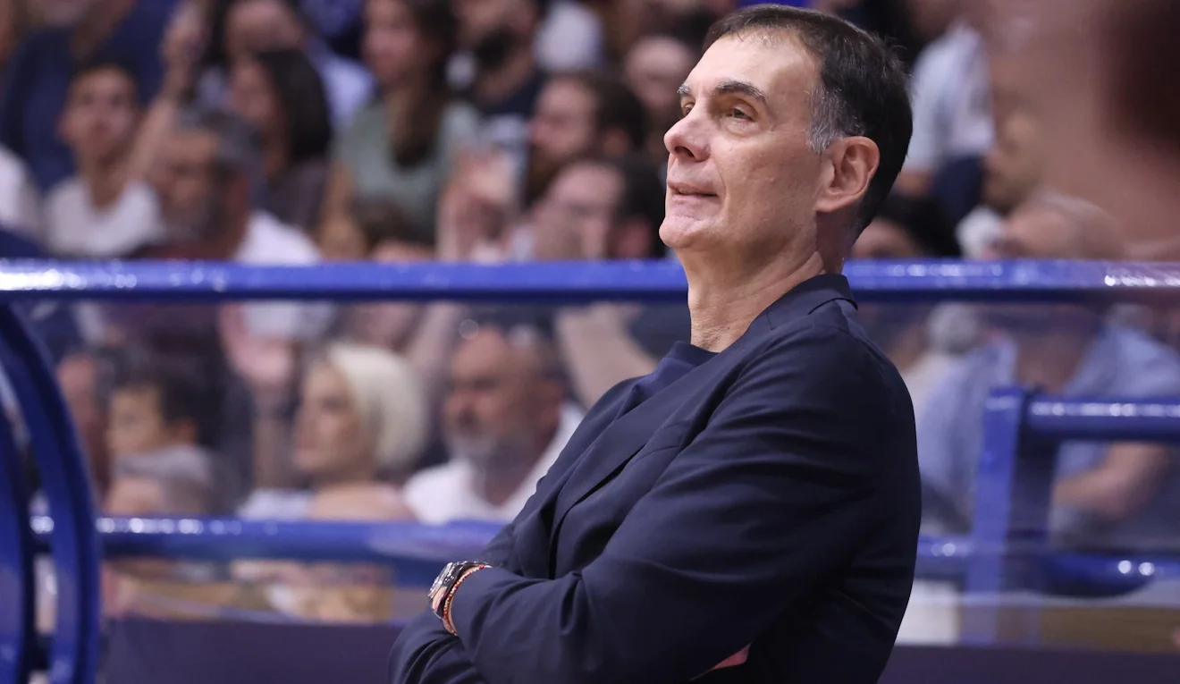Ο Γιώργος Μπαρτζώκας κοιτά την προσπάθεια των παικτών του / Φωτογραφία: Intime