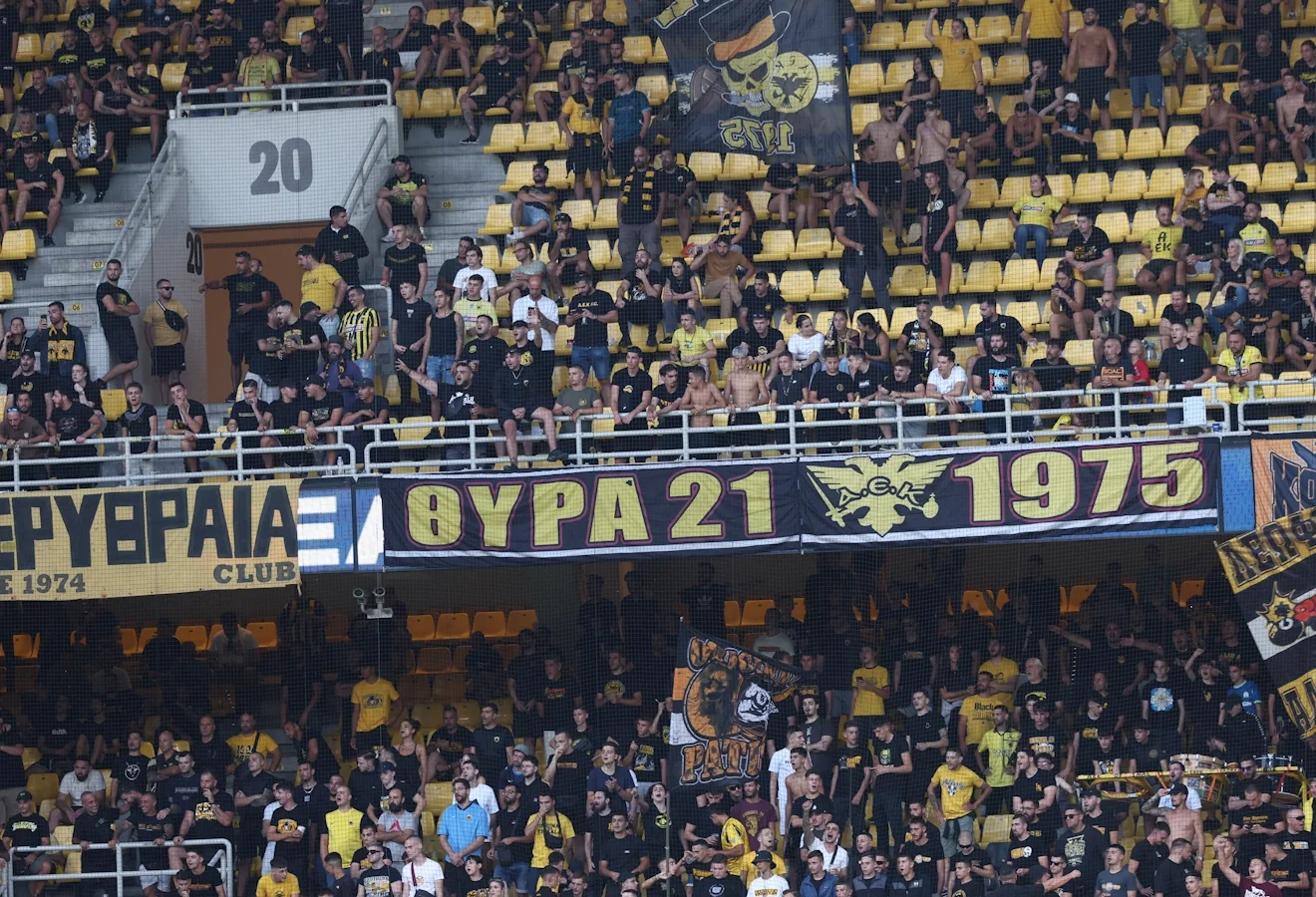 Φίλαθλοι της ΑΕΚ στις εξέδρες της Allwyn Arena