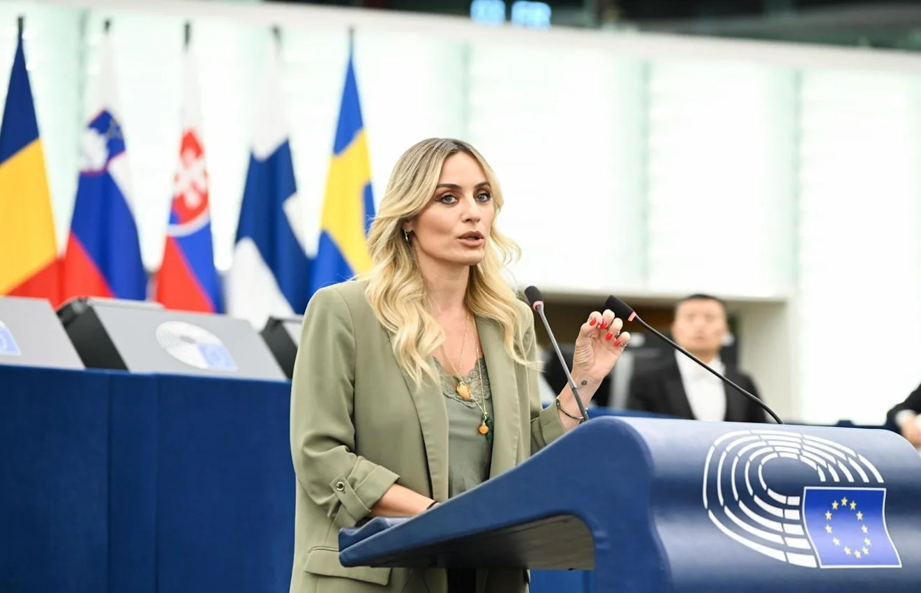 Η Ελεονώρα Μελέτη ανακάλυψε δικό της εργατικό δίκαιο