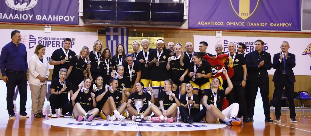 Παίκτριες και άνθρωποι του Αθηναϊκού με το σούπερ καπ / Φωτογραφία: Intime
