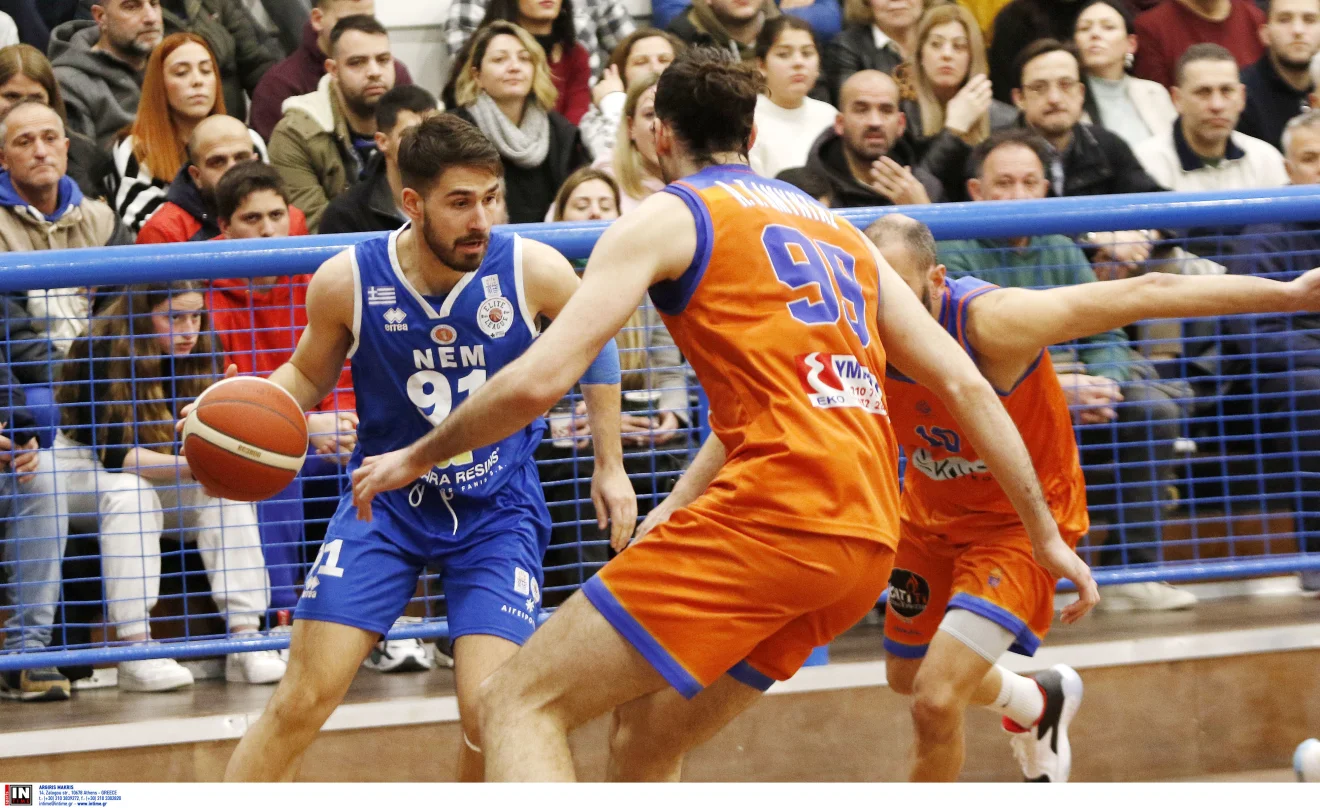 Παίκτες του Αμύντα και της Μεγαρίδας σε αγώνα μπάσκετ.