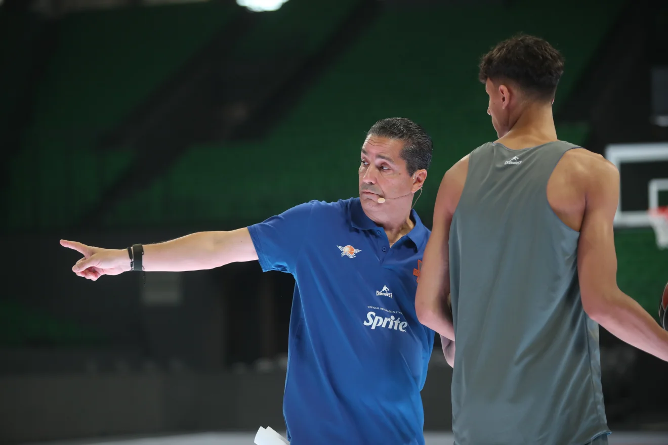 Ο Γιάννης Σφαιρόπουλος κατά τη διάρκεια αγώνα μπάσκετ.