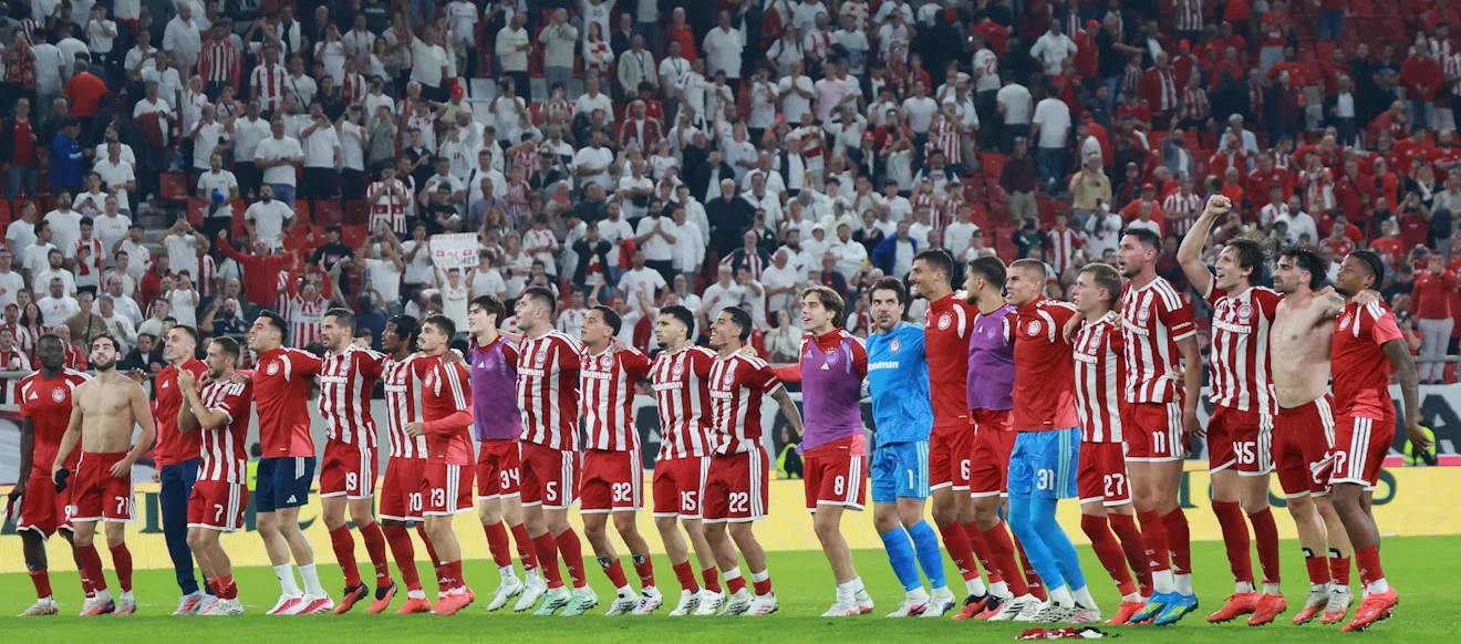 Οι παίκτες του Ολυμπιακού πανηγυρίζουν τη νίκη επί του Παναθηναϊκού με τους οπαδούς τους στο Γ. Καραϊσκάκης / Φωτογραφία: Intime
