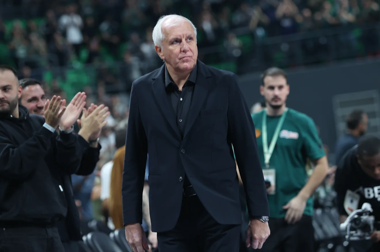 Ο Ζέλικο Ομπράντοβιτς στον πάγκο κατά τη διάρκεια αγώνα μπάσκετ.