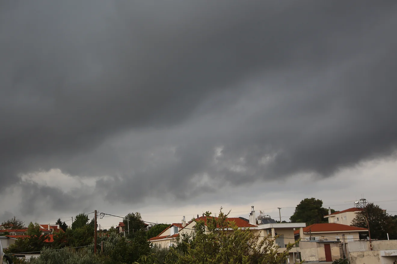 Έντονη κακοκαιρία με μαύρα σύννεφα και ισχυρή βροχόπτωση