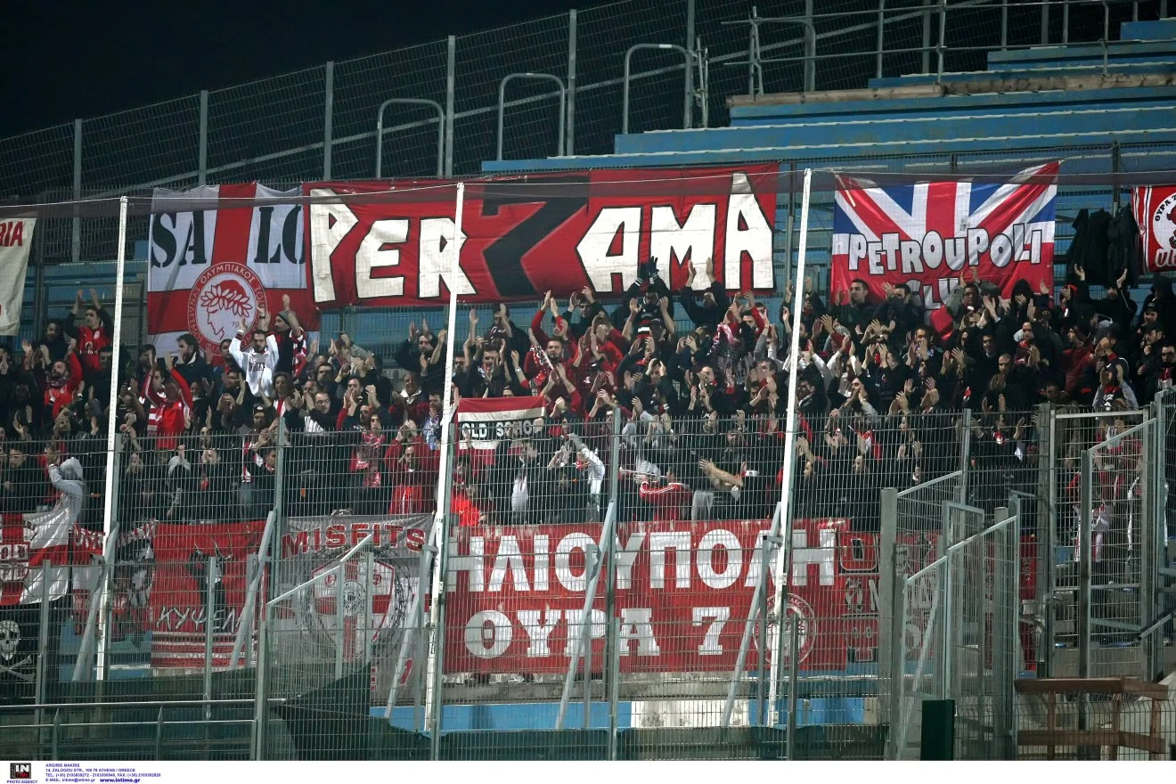Οι οργανωμένοι οπαδοί του Ολυμπιακού για την απαγόρευση στη Μασσαλία.