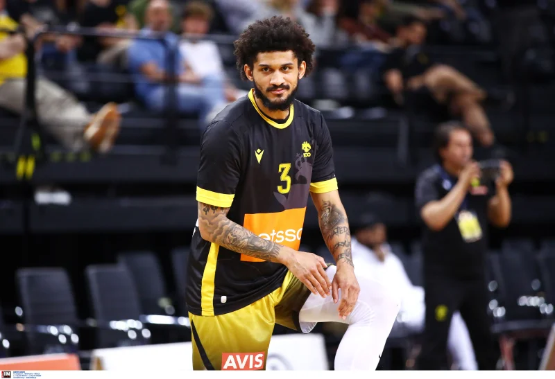 Μπασκετμπολίστας της ΑΕΚ με την κιτρινόμαυρη φανέλα της ομάδας, σε στιγμιότυπο από το παρκέ. Πηγή: ΙΝΤΙΜΕ