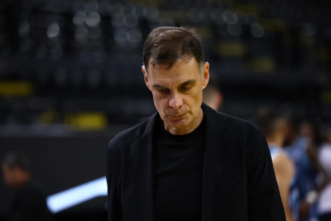 Ο Γιώργος Μπαρτζώκας στον πάγκο του Ολυμπιακού.