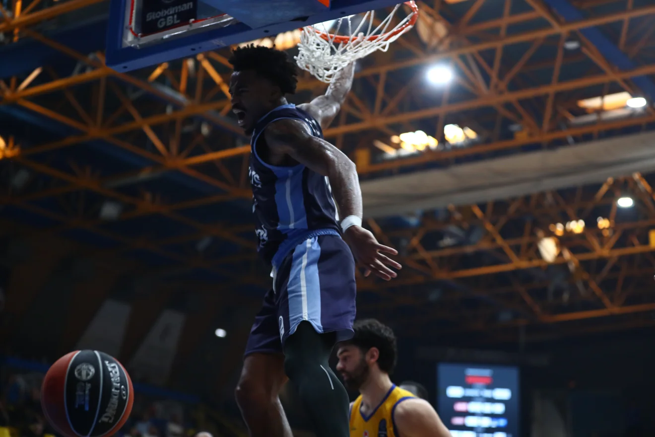 Εντυπωσιακό κάρφωμα από παίκτη του Ηρακλή, ο οποίος πανηγυρίζει δυναμικά κάτω από το καλάθι κατά τη διάρκεια της αναμέτρησης. Πηγή: INTIME