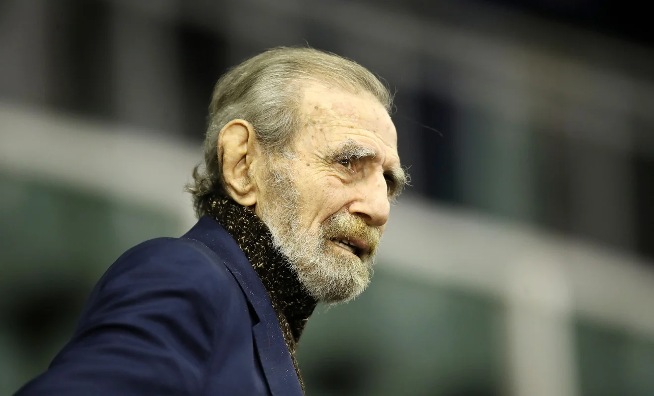 Στη Λεωφόρο για να δει την αγαπημένη του ομάδα ο Γιώργος Βαρδινογιάννης.