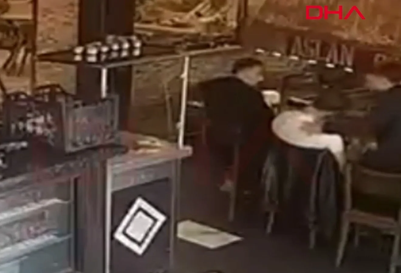 Πελάτης εστιατορίοθ πνιγόταν από αγγούρι, τον έσωσε ο ιδιοκτήτης