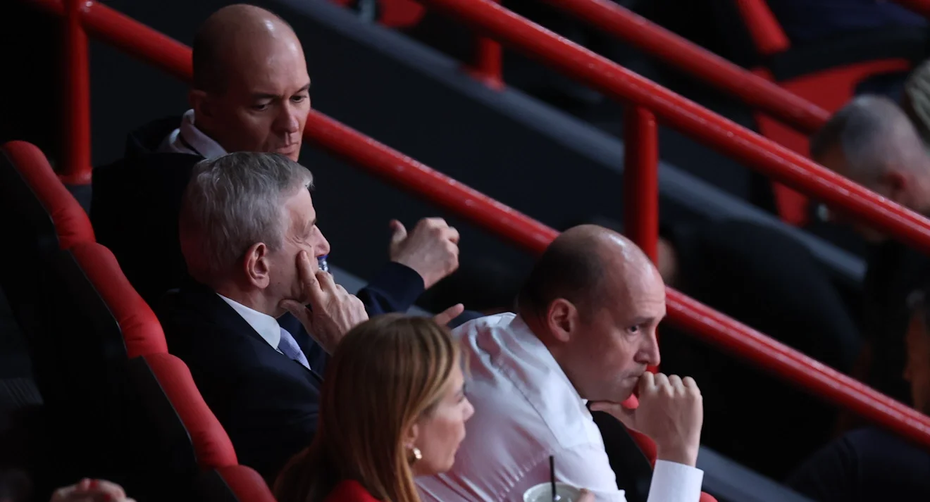 Αγγελόπουλοι και Σκινδήλιας σε αγώνα του Ολυμπιακού / Φωτογραφία: Intime