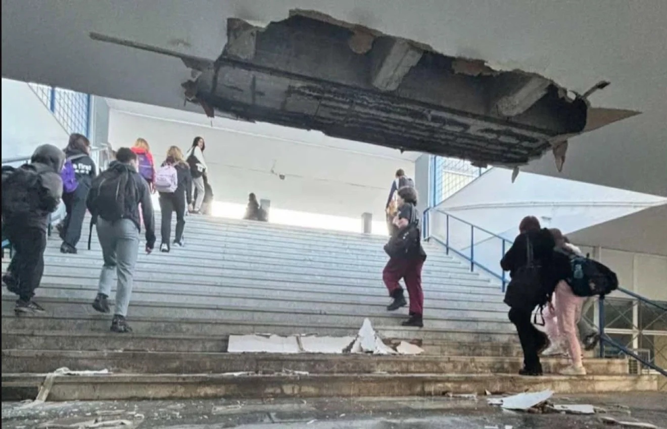 Συνεχής κίνδυνος για τα παιδιά μας – Έπεσε οροφή σε σχολείο του Ηρακλείου Αττικής